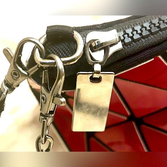 Emilio Pepe Geometric wristlet clutch crossbody bag with chain - Picture 8 of 13